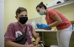 Az iskolákban is oltanak a tanévkezdés idején