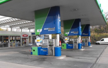 Az OMV-nél is csak 50 liter üzemanyag tankolható hatósági áron