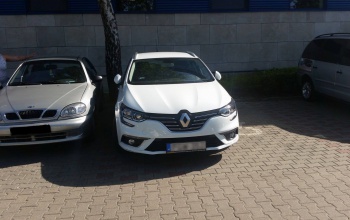 A sofőr, aki két esetben volt tuskó egyetlen parkolásnál