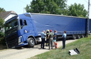 Tűzoltók emelték ki az árokba csúszott kamiont
