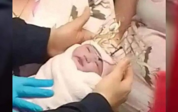 Megszületett a kis Ketrin a kaposvári kórházban, azonnal meg is koronázták – videó