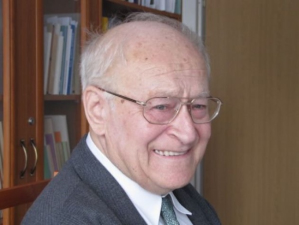 Kilencvenéves lenne dr. Zsolnai József nyelvész