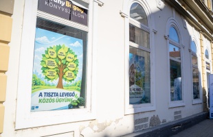 A tisztább levegőért üzennek Kaposvár új kirakatai