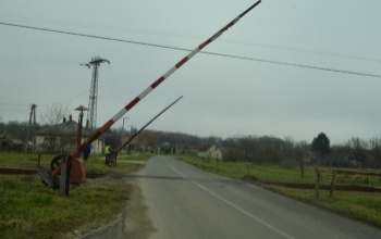 Letörte az egyik vasúti sorompót egy átbulizott éjszaka után, a barátai buktatták le