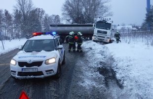 Árokba csúszott autók, bebicskázott kamion mentése