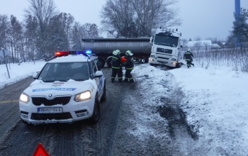 Árokba csúszott autók, bebicskázott kamion mentése