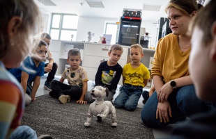 Robotkutya, VR-szemüveg és programozott LEGO-autó – örökbe fogadtunk egy osztályt