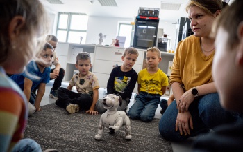 Robotkutya, VR-szemüveg és programozott LEGO-autó – örökbe fogadtunk egy osztályt