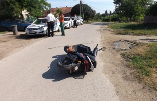 Mérgében megütötte a bukósisakját