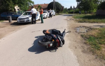 Mérgében megütötte a bukósisakját