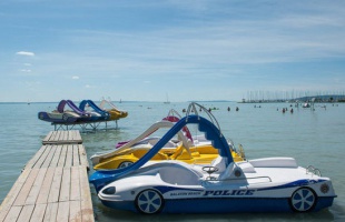 Vízibiciklivel sodródtak a Balatonon