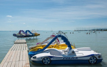 Vízibiciklivel sodródtak a Balatonon