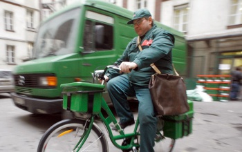A postásoknál és a vasutasoknál is emelik a béreket januártól