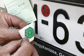 Eltűnnek a matricák az itthoni rendszámtáblákról