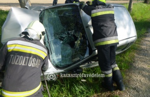 Újabb brutális baleset Bárdudvarnoknál: fának csapódott egy autó, mentők is a helyszínre siettek