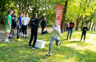Autóhúzás és ügyességi játékok: pénteken rendezték meg az autómentes napot a Desedán