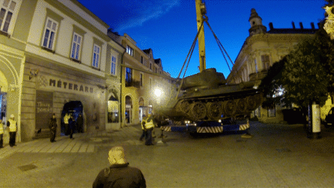 Így raknak le egy tankot a sétálóutcára