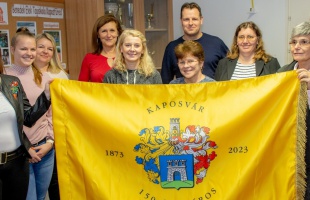 Emlékzászlót kapott a Benedek Elek Tagiskola