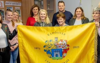 Emlékzászlót kapott a Benedek Elek Tagiskola