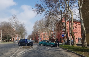 Két gépkocsi ütközött az Arany téri körforgalomnál