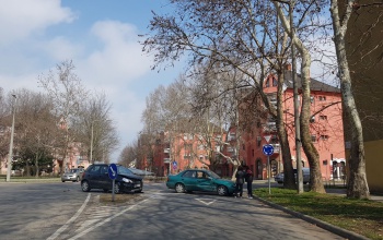 Két gépkocsi ütközött az Arany téri körforgalomnál