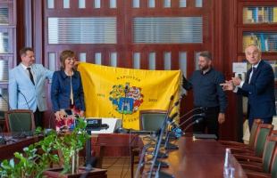 A törvényszéknek adományozott emlékzászlót Szita Károly