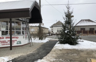 Aszfaltréteget kapott a régi betonjárda Kaposfüreden
