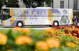Kaposvárra érkezik a Petőfi-busz