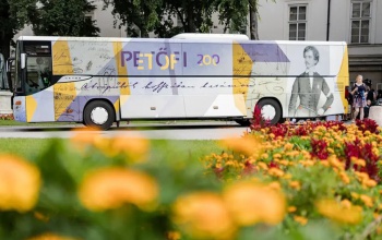 Kaposvárra érkezik a Petőfi-busz