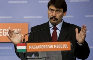 Hivatalba lép Áder János