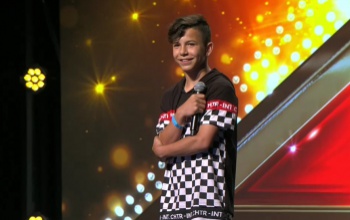 Leesett Dallos Bogi álla a csökölyi Dominik énekétől