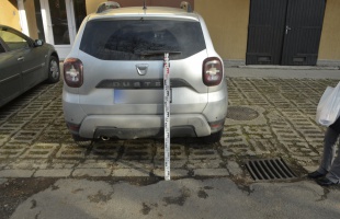 Valaki nekiment egy parkoló autónak, aztán lelépett