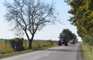 Fokozottan figyeljünk a mezőgazdasági gépekre az utakon