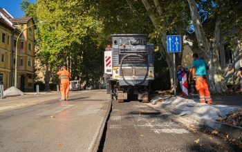 Marják a Fő utca aszfaltját