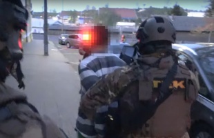 TEK-esek csaptak le a piac környékén: lőfegyvert találtak egy kaposvári lakásban a rendőrök - videó