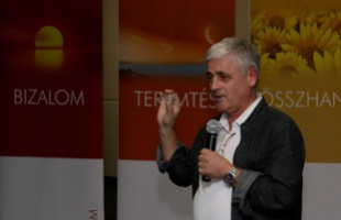 Novák Csaba: Ne pakoljuk tele kővel a társunk batyuját!