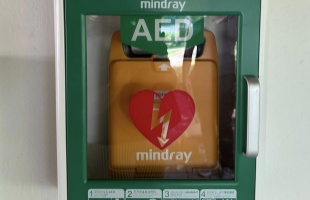 Új defibrillátor szolgálja a Desedán pihenők biztonságát