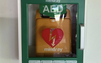 Új defibrillátor szolgálja a Desedán pihenők biztonságát