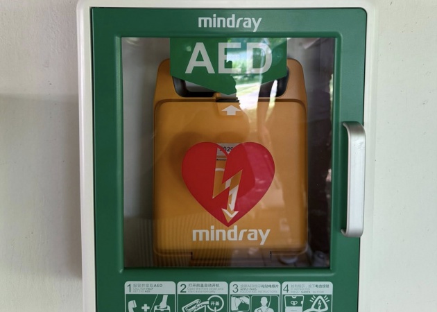 Új defibrillátor szolgálja a Desedán pihenők biztonságát