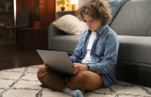 Útmutatót készített az NMHH a digitális szülői felügyelethez
