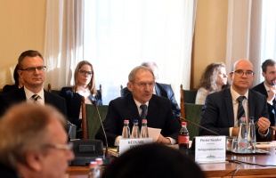 Januártól tovább emelkedik a pedagógusok bére