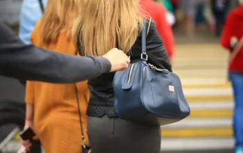 Táskát lopott a bevásárlóközpontban