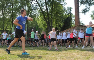 Jótékonysági családi sportnapot rendezett az Ökumenikus Segélyszervezet Kastélyosdombón és Barcson