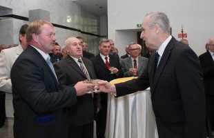 Elismerés a szolgálatteljesítés során megsérülteknek