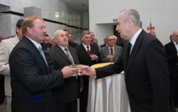 Elismerés a szolgálatteljesítés során megsérülteknek