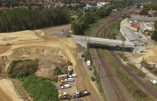 Így néznek ki az új közúti felüljáró vasbeton gerendái a magasból