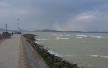 Péntektől már újra villognak a viharjelzők a Balatonnál