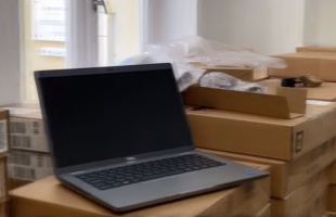Több mint ezer laptopot kapnak kaposvári gyerekek