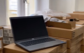 Több mint ezer laptopot kapnak kaposvári gyerekek
