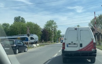 Nyitott sorompónál érkezett meg a vonat - VIDEÓ!